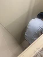 地铁厕拍 还拍到一个乘务安全员，看到发现我了！紧了一下，装没看到后继续尿2