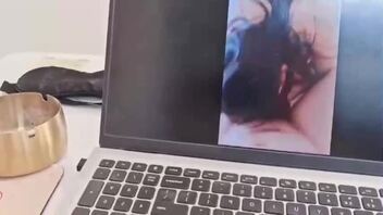 骚妈看着自己3P的视频，被老爹内射后又被我内射