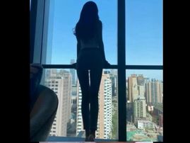 长腿翘臀会自吸的少妇