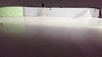 偷拍19岁小妹妹上厕所