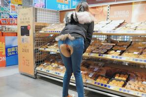 商场露出，破碎你的牛仔