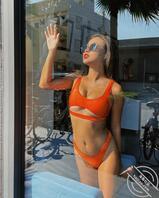 路上超危险！「比基尼辣妹」骑车防烫，悬空「绝世美臀」太吸睛 1