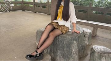 忽悠一个1X岁少女拍丝袜美腿美脚,很香,顶级过肺1