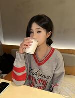 我们学校的女体育生 真的好喜欢她的眼神每次都会被她盯射 好想闻她的臭脚 