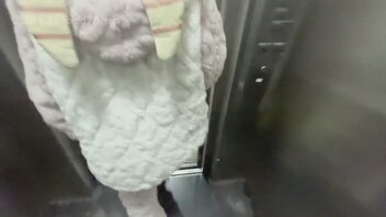 156. 偷偷带着老姐去开房，水都快喷我脸上来了