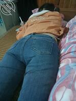 妈妈趴着玩手机2