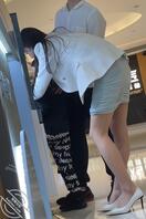 一家三口逛街的肉丝包臀裙少妇