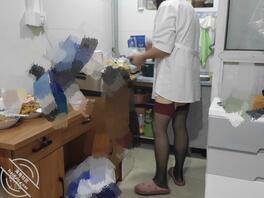 〔兄弟妈妈〕14-1、兄弟妈妈做着饭也不忘回头吃儿子鸡吧,吃的津津有味1