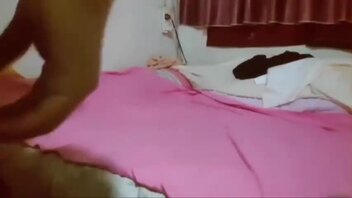 儿子操妈妈来到骚妈在外租的房子想给骚妈安慰反被骚妈强奸