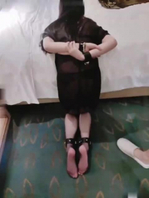 黑丝骚妻被单男捆绑跪地打屁股惩罚，惩罚完之后又奖励大鸡巴插骚逼