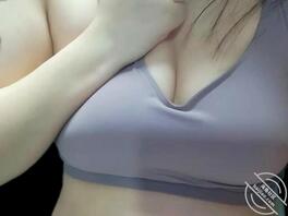 骚老婆露出奶子自拍 0