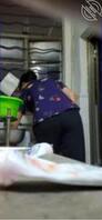 想拍妈妈洗澡，没法在卫生间装摄像头，只能把手机藏在外面拍到一点脱衣服画面0