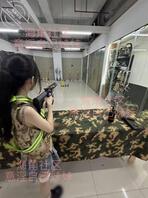 【原创内容104】陪妹妹打真人CS，手都淤青了，还念念不舍2