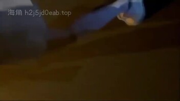 粉色衣服白色裙子高中生，趁她爸妈不在家猛操她