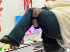 偷拍小美女第二弹牛仔裤1