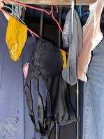 拿了隔壁楼阿姨的胸罩和高跟鞋刚拿出来晾还在滴水直接射胸罩上再洗0