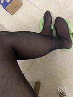 拿了隔壁楼阿姨的胸罩和高跟鞋刚拿出来晾还在滴水直接射胸罩上再洗2