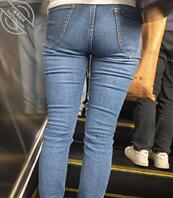 少妇的紧身牛仔裤