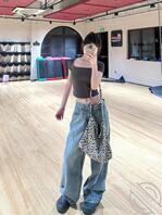 老婆最喜欢的大鸡巴单男之一,主动给单男跪舔鸡巴,给单男操屁眼,口爆,吞精1