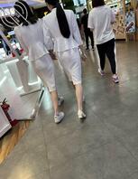 穿白色的比较透的工作裙0