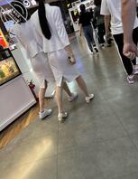 穿白色的比较透的工作裙1