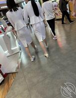 穿白色的比较透的工作裙2