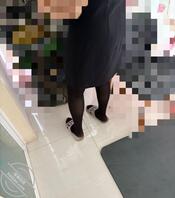 妈妈在家穿着黑丝，偷拍黑丝妈妈