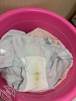 骚逼小姨子洗完澡内裤随手一扔2