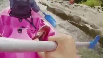 与表妹夏天旅游日记跑到野外打野战，在野外后入狂輸出