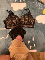 今天我休息，老姐出去玩了，听从各位老司机的指示用老姐的内衣打飞机！0