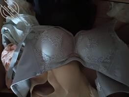 拿我妈妈又香又舒服的奶罩打一炮