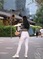 小众的白色紧身牛仔裤，迷人魅力不输爆款