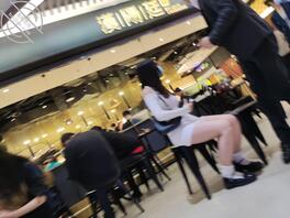 偷拍包臀短裙妹子，这腿真不错0