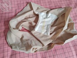 去女生宿舍偷拍两个小美女的内衣，还发现了剃阴毛的工具2