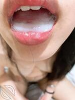 刚大一女友口爆吞精，让我发帖子看有多少人射屏，看来这嘴射不满啊0