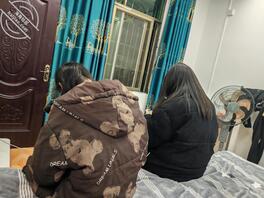 今天把小姨子哄进房间了1