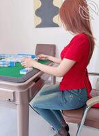 陪姐姐一起去搓麻将打完麻将搓姐姐！0