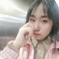 大一学生妹自慰抠逼给刚认识的表哥看还想被插入，是不是骚屄母狗？0