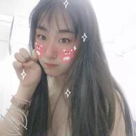 大一学生妹自慰抠逼给刚认识的表哥看还想被插入，是不是骚屄母狗？1