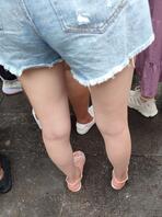 冒死偷拍极品大长腿，恨不得射她腿上2