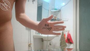 (原创)大晚上妈妈在洗澡,不顾老爸在家,冲进浴室就把她内射了2