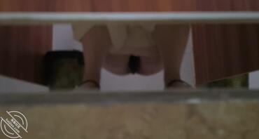 原创厕拍偷拍，逼真黑，感觉毛也多！1