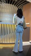 大屁股牛仔裤少妇