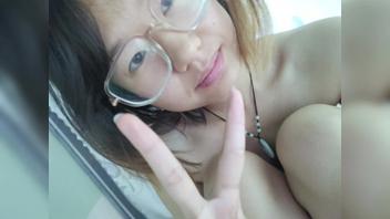 超级骚的母狗太久没操自己扣的真卖力