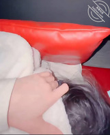 带妹妹电影院里操,一边看电影一边扣她逼,最后拉到滑滑梯里面内射。1