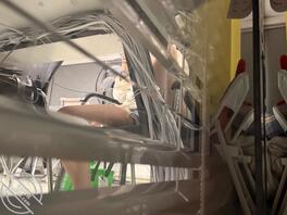 偷拍隔壁妹妹阴沟，能看到但是拍不到，隔着玻璃我都想撸了，下次看看有没有机