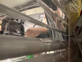 偷拍隔壁妹妹阴沟，能看到但是拍不到，隔着玻璃我都想撸了，下次看看有没有机1