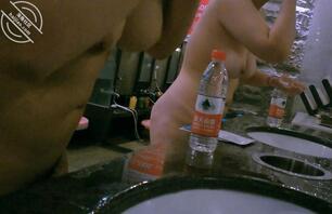 洗浴偷拍，发现一个飞机场和两个大奶子2