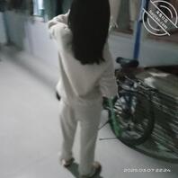 偷拍试验室美女同事的内衣(3)0