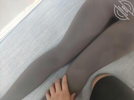 (原创)离异亲姐姐住我家(三)姐姐同事聚会喝的烂醉,偷拍姐姐骚逼差点被抓0